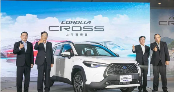 和泰汽車總經理蘇純興（左）、董事長黃南光（右）日前與上市就轟動全台的Corolla Cross合影，車款也在這波漲價潮名單中。（圖／和泰汽車提供）