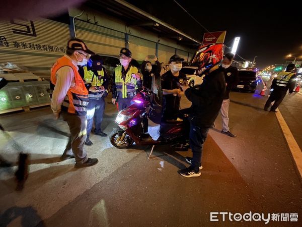 ▲里港警、監理站及環保局取締台3線屏東九如段改裝噪音車             。（圖／記者陳崑福翻攝，下同）