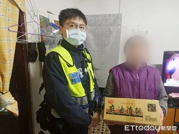 ▲警員寒冬送暖予獨居拾荒老婦。（圖／龜山警分局提供）