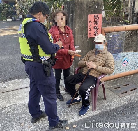 ▲枋寮警分局佳冬分駐所副所長林基狄、巡佐鄭坤原協助陳男與旅行團會合             。（圖／記者陳崑福翻攝，下同）