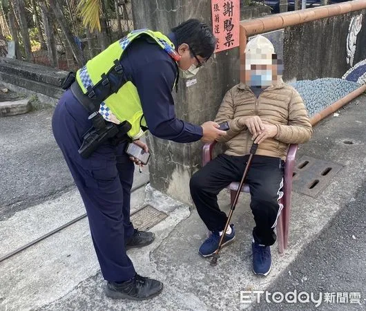 ▲枋寮警分局佳冬分駐所副所長林基狄、巡佐鄭坤原協助陳男與旅行團會合             。（圖／記者陳崑福翻攝，下同）