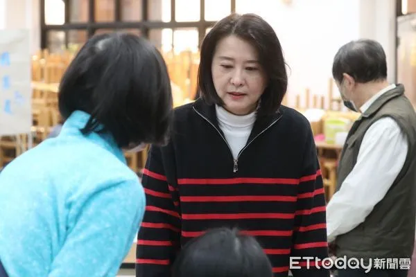 ▲▼王鴻薇忘記帶身分證，與選務人員溝通。（圖／記者黃國霖攝影）