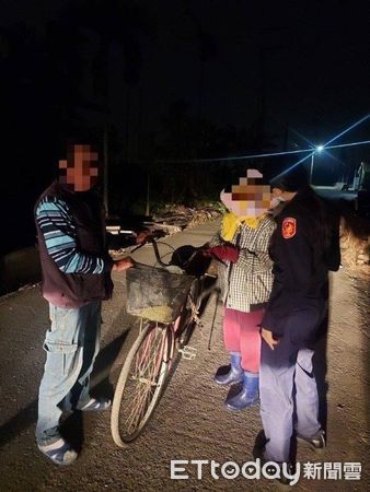 ▲東港警分局南州分駐所副所長張金生、警員湯雅涵將婦人送回家            。（圖／記者陳崑福翻攝，下同）