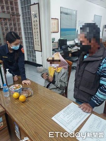 ▲東港警分局南州分駐所副所長張金生、警員湯雅涵將婦人送回家            。（圖／記者陳崑福翻攝，下同）