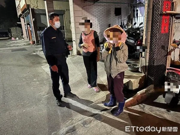 ▲東港警分局南州分駐所副所長張金生、警員湯雅涵將婦人送回家            。（圖／記者陳崑福翻攝，下同）