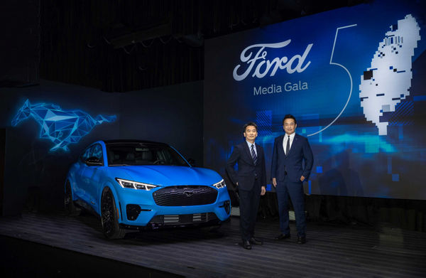 福特六和汽車總經理陳文芳（左）、福特六和汽車營銷服務處副總經理 黃煌文（右）於福特在台50週年時，宣告純電跑旅Ford Mustang Mach-E將於202上市。（圖／Ford提供）