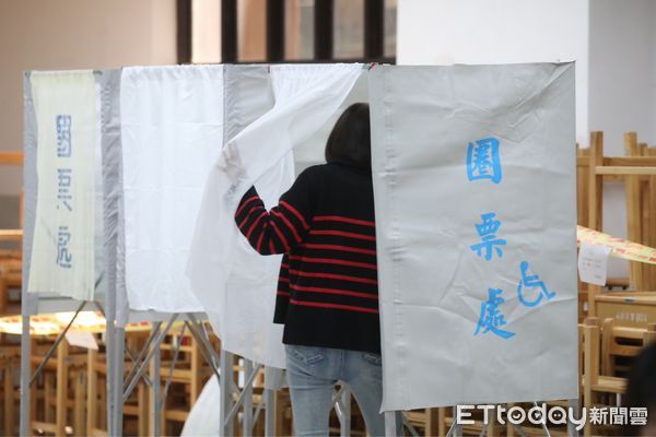 ▲台北市立委第三選區補選今天投票，國民黨候選人王鴻薇一早忘記帶身分證，回去拿證件後二度到投開票所完成投票。（圖／記者黃國霖攝）