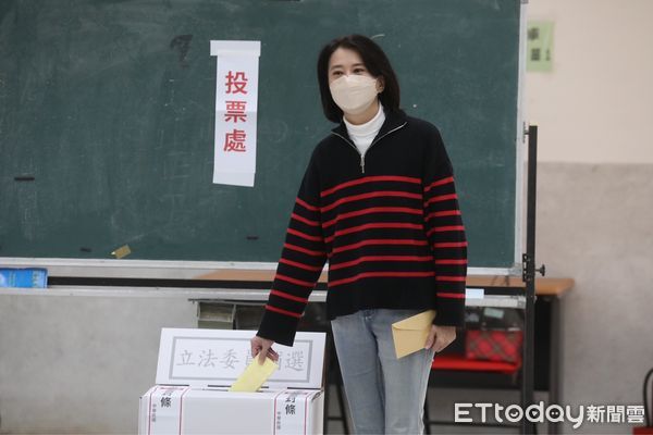 ▲台北市立委第三選區補選今天投票，國民黨候選人王鴻薇一早忘記帶身分證，回去拿證件後二度到投開票所完成投票。（圖／記者黃國霖攝）