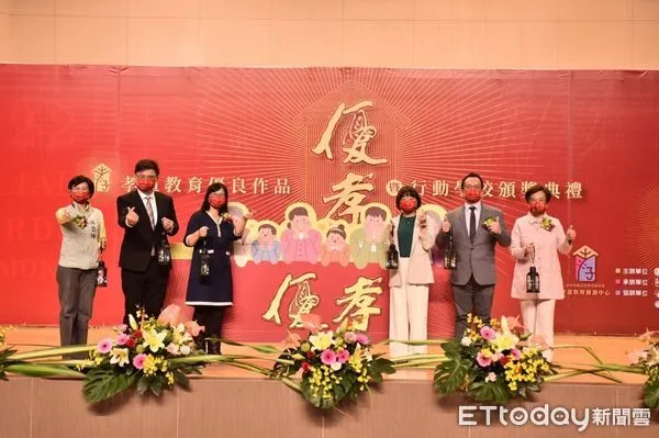 ▲教育部表揚孝道教育競賽得獎者。（圖／教育部提供）