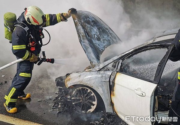 ▲▼消防隊全力灌救，但車頭已燒焦。（圖／消防局提供）