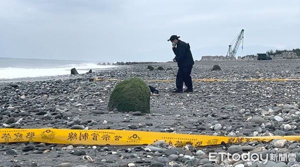 ▲台東沙灘上發現一具無名女屍。（圖／記者楊漢聲翻攝）