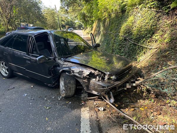 ▲▼小客車為了閃避逆向BMW，自撞山壁車頭毀             。（圖／記者陳以昇翻攝）