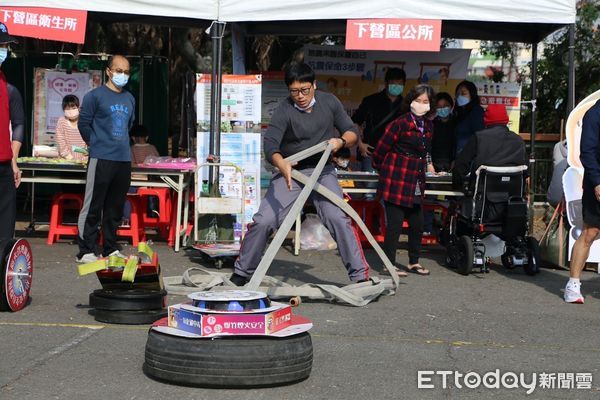 ▲台南市消防之友會第二辦事處與台南市消防局第二大隊，於下營上帝廟旁停車場共同舉辦的「鴻兔賀歲、平安順遂防火防災園遊會暨肌力競賽」活動。（圖／記者林悅翻攝，下同）