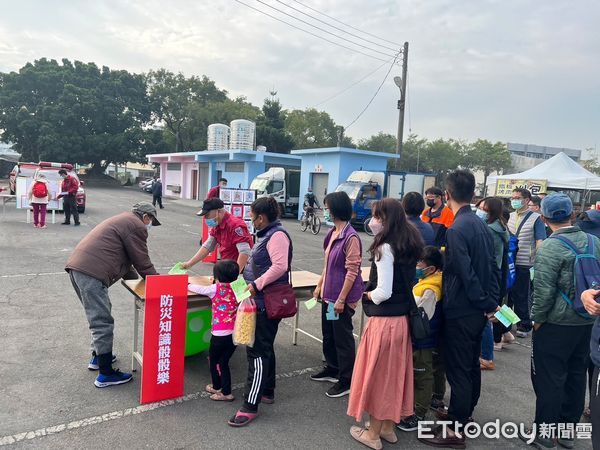 ▲台南市消防之友會第二辦事處與台南市消防局第二大隊，於下營上帝廟旁停車場共同舉辦的「鴻兔賀歲、平安順遂防火防災園遊會暨肌力競賽」活動。（圖／記者林悅翻攝，下同）