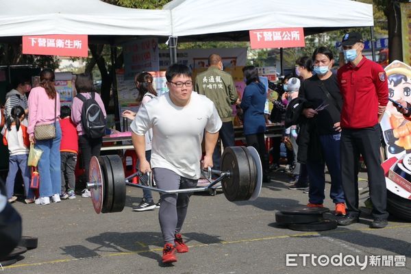 ▲台南市消防之友會第二辦事處與台南市消防局第二大隊，於下營上帝廟旁停車場共同舉辦的「鴻兔賀歲、平安順遂防火防災園遊會暨肌力競賽」活動。（圖／記者林悅翻攝，下同）