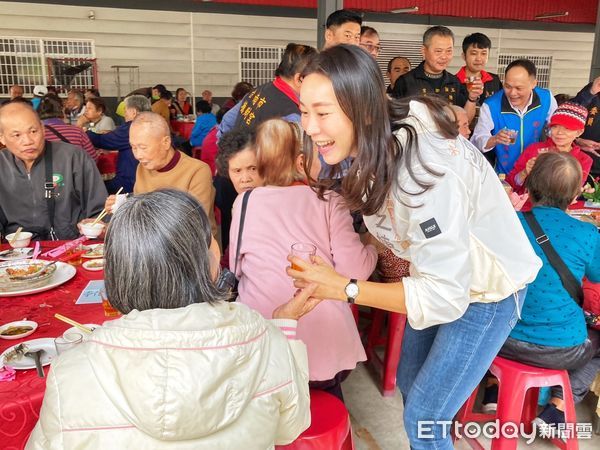 ▲台南市議員曾之婕、德財宮辦寒冬送暖樂齡饗宴，邀請德財宮周遭14個里的低收入戶長輩一起辦桌用餐，並致贈日常用品，讓長輩們過個好年。（圖／記者林悅翻攝，下同）