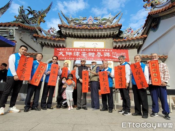 ▲財團法人台南市臺疆祖廟大觀音亭暨祀典興濟宮，8日下午舉辦「大師揮毫贈春聯」活動，索取春聯信眾踴躍，現場大排長龍。（圖／記者林悅翻攝，下同）