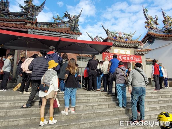 ▲財團法人台南市臺疆祖廟大觀音亭暨祀典興濟宮，8日下午舉辦「大師揮毫贈春聯」活動，索取春聯信眾踴躍，現場大排長龍。（圖／記者林悅翻攝，下同）