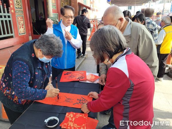 ▲財團法人台南市臺疆祖廟大觀音亭暨祀典興濟宮，8日下午舉辦「大師揮毫贈春聯」活動，索取春聯信眾踴躍，現場大排長龍。（圖／記者林悅翻攝，下同）