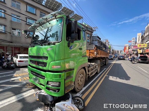 ▲▼機車遭卡在砂石車底下，所幸僅受輕傷。（圖／八德警分局提供）