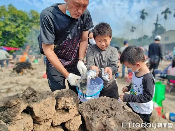 ▲竹山鎮公所舉辦「0800」焢窯活動，上千人體驗堆砌傳統土窯的農家樂。（圖／竹山鎮公所提供，下同）