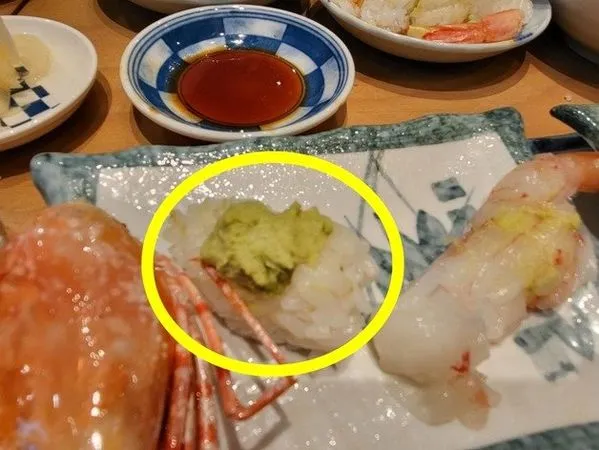 ▲▼韓國觀光客前往日本福岡一間壽司餐廳，發現壽司裡被加入一大湯匙的芥末。（圖／翻攝自Naver Cafe）