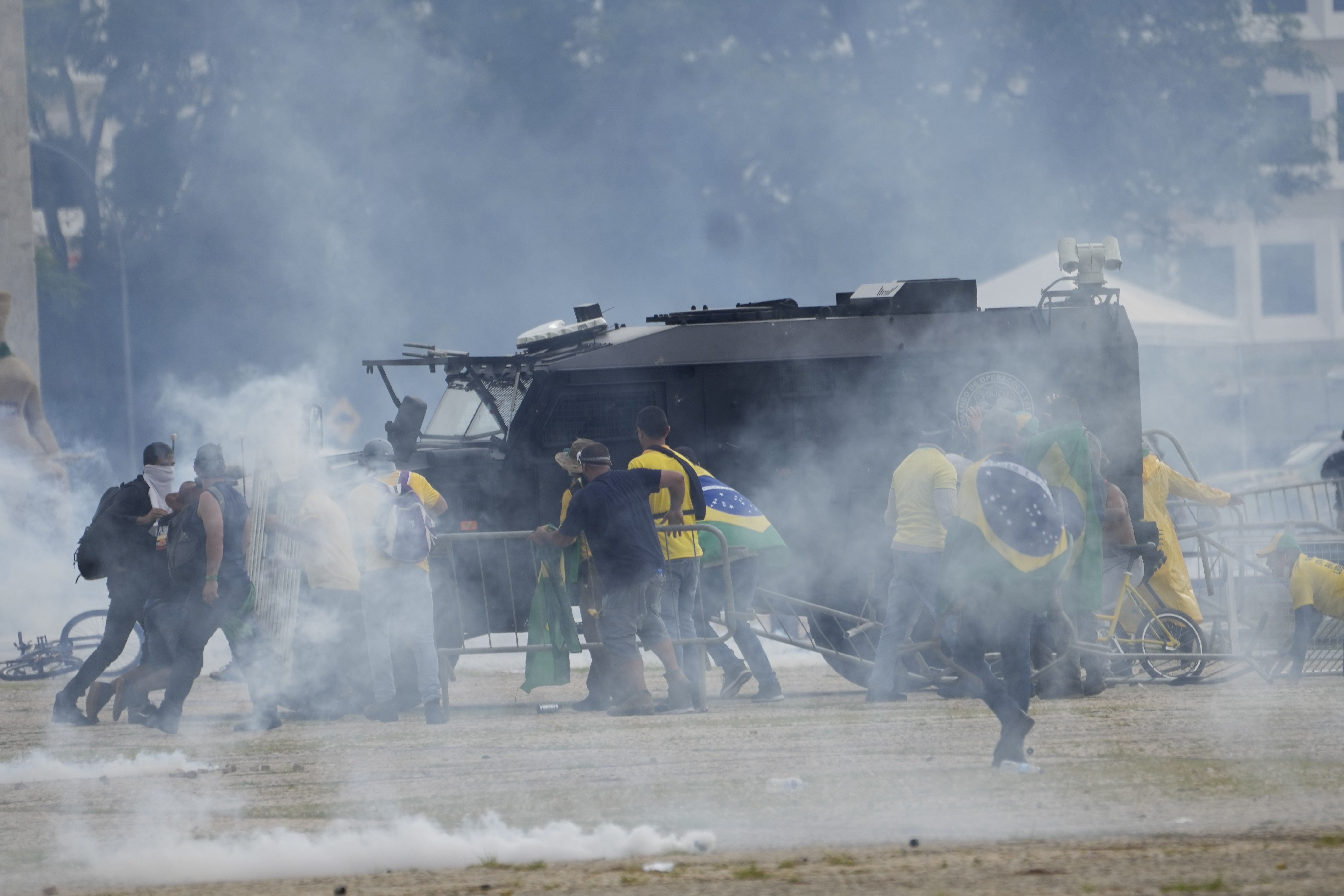 ▲▼巴西前總統波索納洛支持者暴亂，鎮壓部隊出動鎮暴。（圖／達志影像／美聯社）