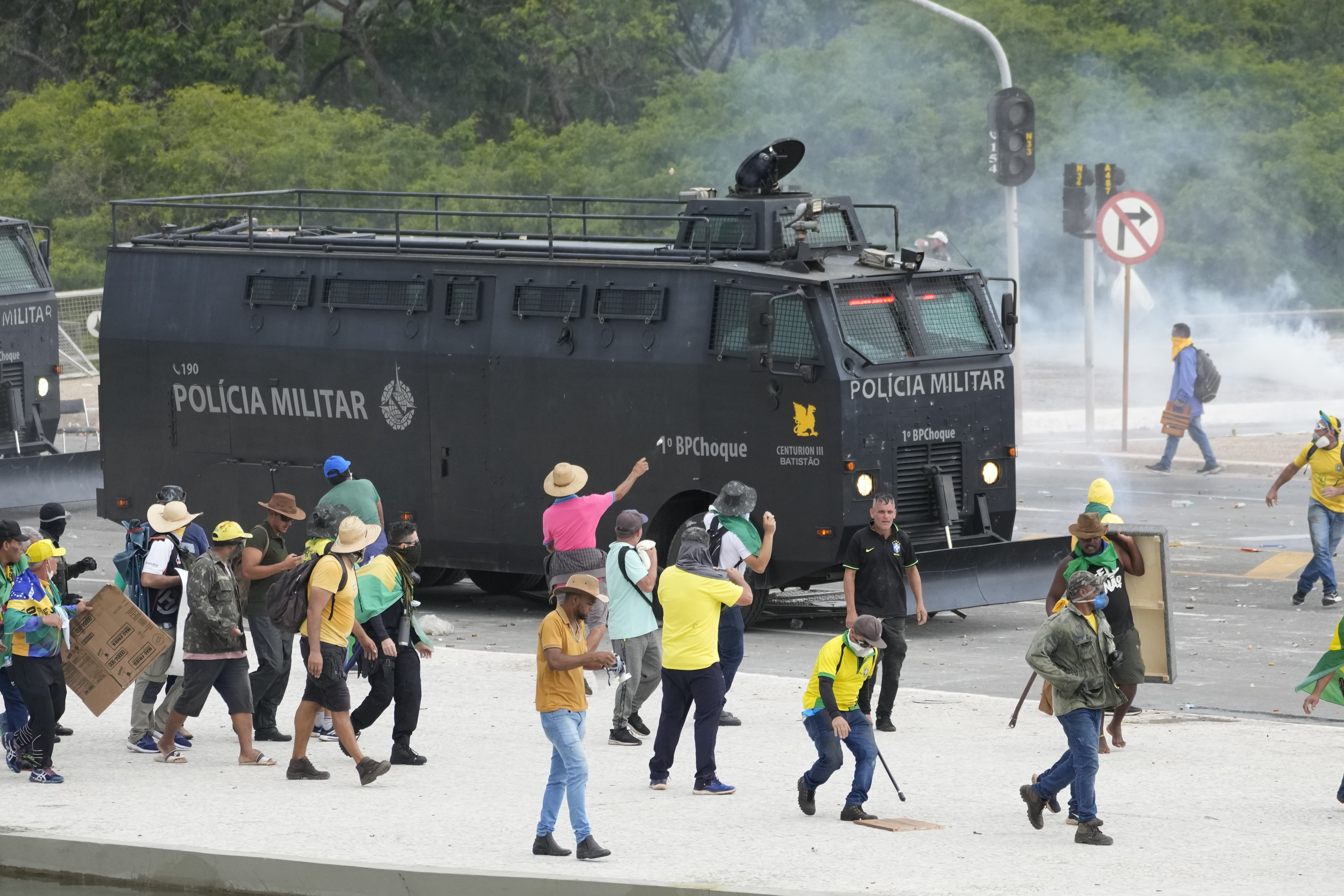 ▲▼巴西前總統波索納洛支持者暴亂，鎮壓部隊出動鎮暴。（圖／達志影像／美聯社）