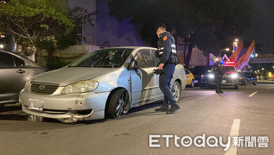板橋19歲無照男「惹怒好友被車追」自撞爆胎　仇家找不到人砸他車