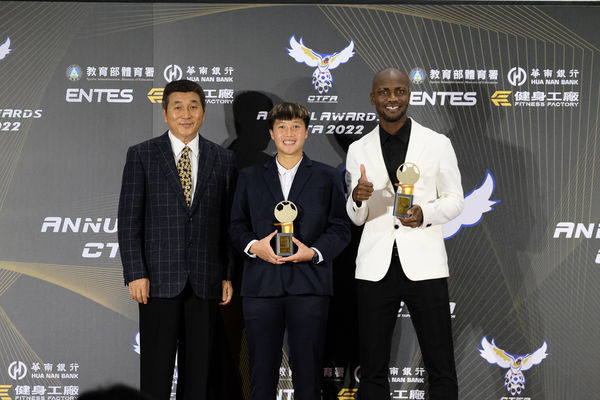 ▲年度MVP陳英惠（左起）、安以恩     。（圖／中華足協提供）