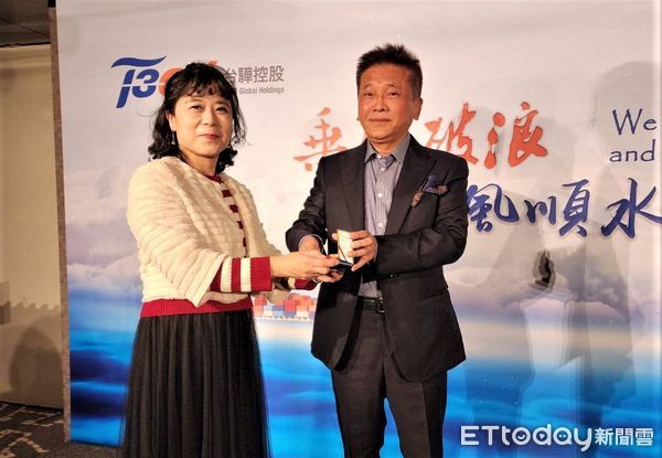 ▲顏益財(右)頒獎給年資30年的資深員工陳香儀(左)。（圖／台驊提供）