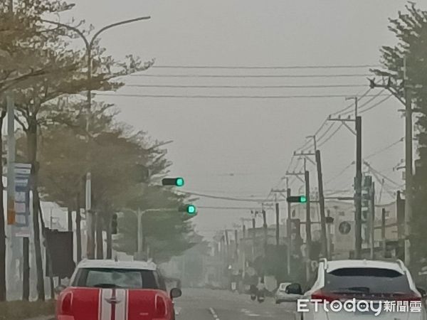 ▲▼       彰化空氣品質極差，今清晨濃霧壟罩      。（圖／記者唐詠絮攝）