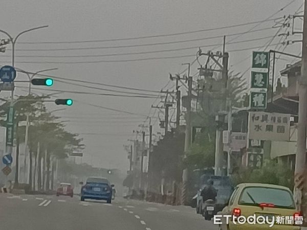 ▲▼       彰化空氣品質極差，今清晨濃霧壟罩      。（圖／記者唐詠絮攝）