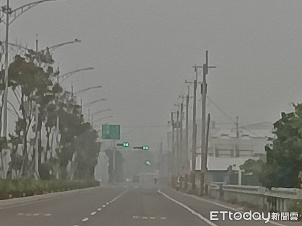 ▲▼       彰化空氣品質極差，今清晨濃霧壟罩      。（圖／記者唐詠絮攝）