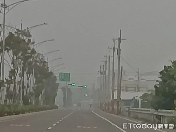 ▲▼       彰化空氣品質極差，今清晨濃霧壟罩      。（圖／記者唐詠絮攝）