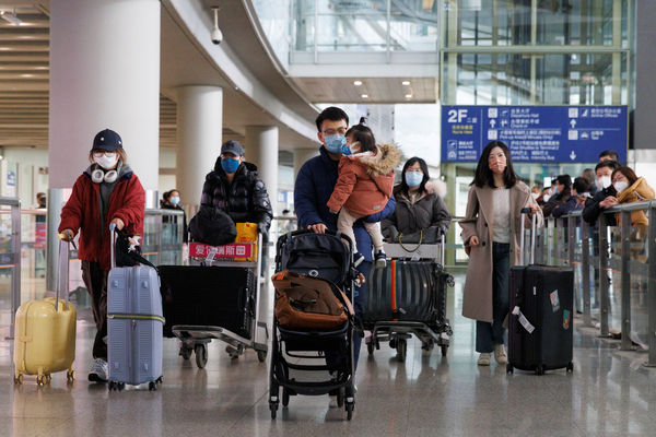 ▲▼北京首都國際機場內大批民眾準備出國。（圖／路透）
