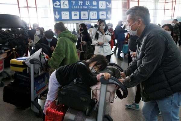 ▲▼北京首都國際機場內大批民眾準備出國。（圖／路透）