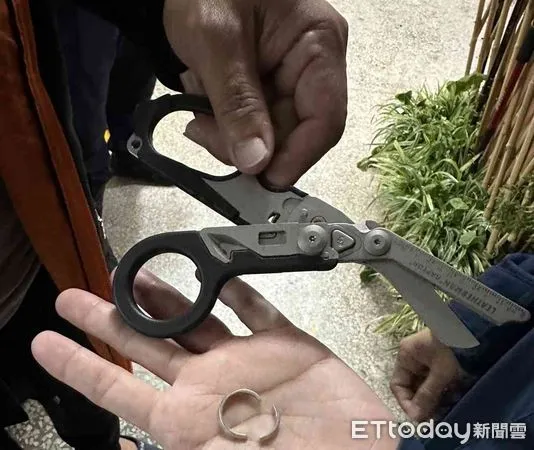 ▲一名32歲陳姓男子，因無名指「卡戒」手指腫脹疼痛難耐，南消一大隊關嶺消防分隊消防人員，以戰術剪成功幫陳男「解套」。（圖／記者林悅翻攝，下同）