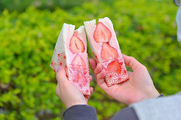 ▲▼洪瑞珍推出草莓口味三明治。（圖／橘子狗提供）