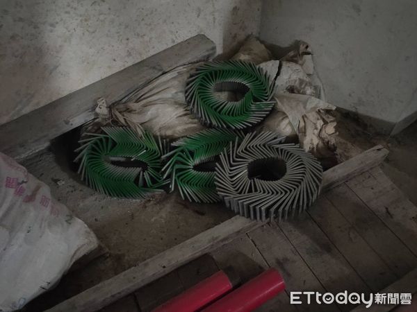 ▲劉男偕胡男到工地假面試真偷竊遭警方逮捕。（圖／記者張君豪翻攝）