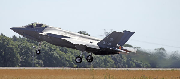 ▲▼洛克希德馬丁公司的F-35閃電II是第五代隱形多用途戰鬥機，源自美國國防部的聯合攻擊戰鬥機計劃。（圖／達志影像／美聯社）
