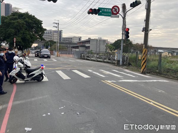 ▲▼楊男騎車自摔差點被車輾過。（圖／記者戴上容翻攝）