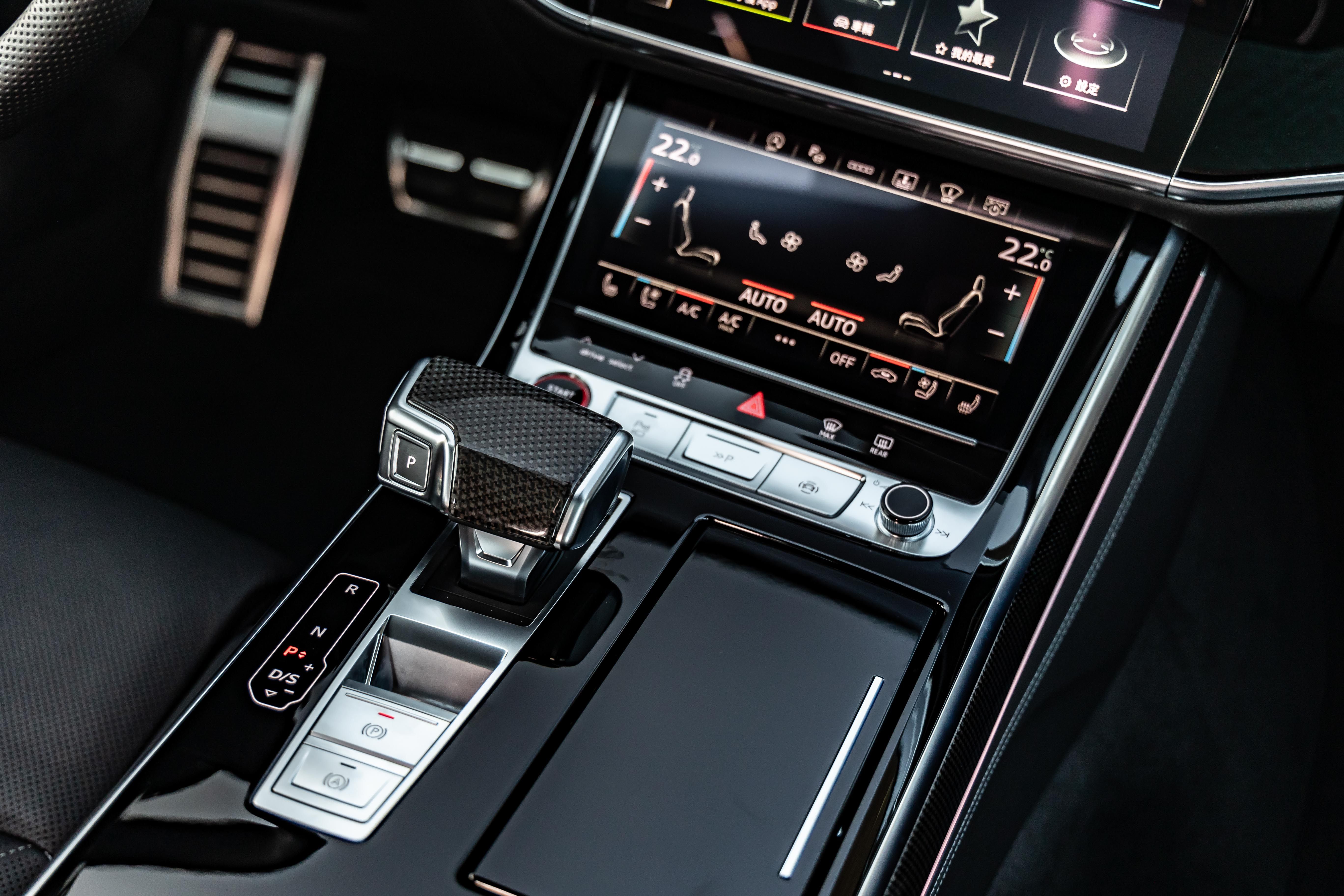 ▲與強調後座老闆坐駕的A8作差異，S8 要在駕駛座才能享受到V8性能魅力。（圖／翻攝自Audi，以下同。）