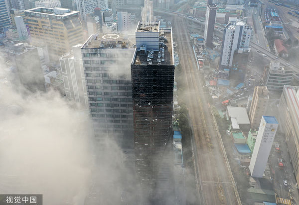 ▲▼南韓釜山市中心9日清晨發生火災，火勢從住商混大樓停車塔竄出。（圖／CFP）