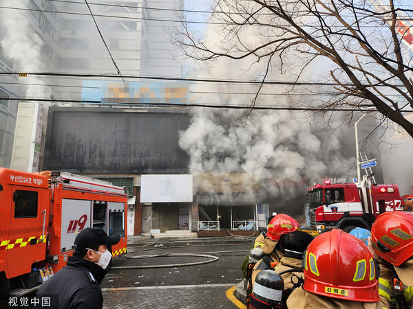 ▲▼南韓釜山市中心9日清晨發生火災，火勢從住商混大樓停車塔竄出。（圖／CFP）