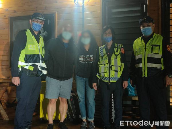 ▲美籍遊客赴日月潭旅遊卻找不到投宿地點，警方熱心充當小黃司機載送。（圖／記者高堂堯翻攝）