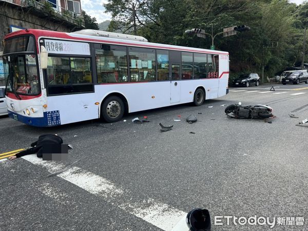 ▲▼女騎士擦撞公車再撞曳引車。（圖／記者郭世賢翻攝）