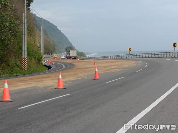 ▲因貨物未綁牢固造成100多桶沙拉油掉落路面，油漬滲漏影響道路約200公尺。（圖／記者楊漢聲翻攝）