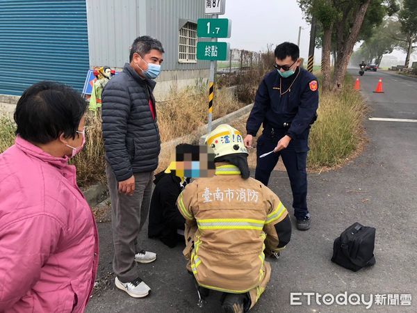 ▲台南市後壁區侯伯往土溝方向約200公尺發生兩部車車禍，消防人員搶救駕駛人脫困，並將2車駕駛人以救護車送醫救治。（圖／民眾提供，下同）