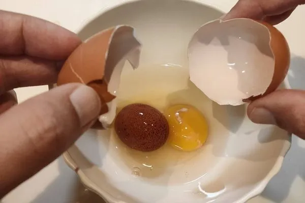 ▲▼和尚打蛋驚見特殊現象。（圖／翻攝自推特／@curry_boz）